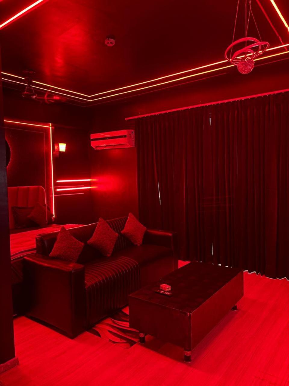 Dolphin Inn & Suites Manhattan Лакхнау Экстерьер фото